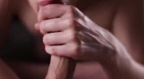 POVポルノビデオは、かわいいティーンと一緒に飲み込む脈動するコックを特徴としています 10 分 20 秒