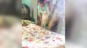 Dehati Bhabhi的隐藏凸轮视频与她的老板作弊 2 敏 00 sec