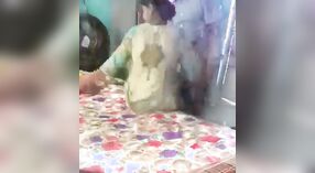 छिपे हुए कैमरे वीडियो के भारतीय भाभी को धोखा दे उसके मालिक के साथ 2 मिन 20 एसईसी