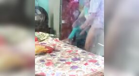 彼女の上司と不正行為をしているDehati Bhabhiの隠されたカムビデオ 3 分 20 秒