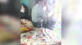 Dehati Bhabhi的隐藏凸轮视频与她的老板作弊 4 敏 00 sec