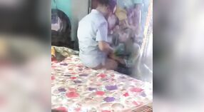 Verstecktes cam-video von dehati bhabhi, die mit ihrem chef betrügt 1 min 00 s
