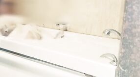 बड़े स्तन भारतीय चाची बाथटब में एक शॉवर ले जाता है और उसे गधे से पता चलता है 1 मिन 40 एसईसी