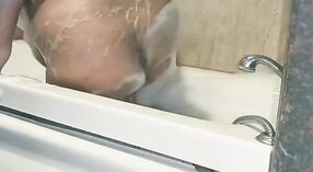 Büyük Memeler Hint Aunty Alır bir Duş içinde Bathtub ve gösterileri Kapalı ona Göt 7 dakika 00 saniyelik