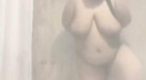كبير الثدي الهندي عمتي يأخذ دش في حوض الاستحمام و يظهر قبالة لها الحمار 11 دقيقة 00 ثانية