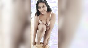 Desi Frau masturbiert mit Stock im Badezimmer 0 min 0 s