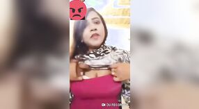 トップレスのバングラデシュの女の子は、バイラルMMSビデオで彼女の巨大なおっぱいを誇示します 0 分 0 秒