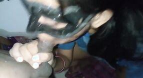 Indiase MILF geeft een slordige pijpbeurt en wordt gelikt door een donkere lul 2 min 30 sec