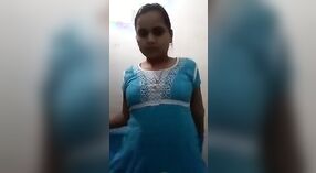 Topless Desi Mädchen Verführt in einem Heißen Video mit Runden Kugeln 0 min 0 s
