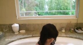 Sunny Leone's Grandi tette ottenere piacere nella vasca da bagno 1 min 20 sec