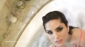 Sunny Leone's Grandi tette ottenere piacere nella vasca da bagno 4 min 20 sec