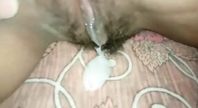 男友在业余视频中伸展毛茸茸的印度阴道 12 敏 00 sec