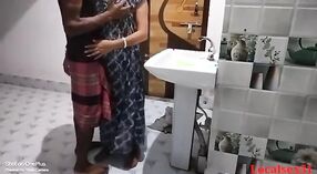 Женатый партнер трахает жену в столовой (Аутентичное видео) 0 минута 0 сек