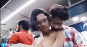 印度青少年在公共巴士上被一个变态击中了她的猫 16 敏 20 sec