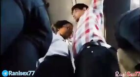 Indisches Teen bekommt Ihre Muschi von einem Perversen in einem öffentlichen Bus geschlagen 0 min 0 s