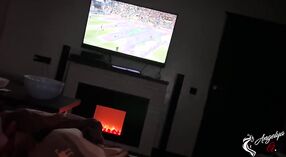Cheerleader toont haar vaardigheden in de UEFA Champions League 2022 0 min 0 sec