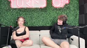 ब्रॅन्डी रेनीचे परिपूर्ण स्तन कॉलेज कार कमबॅक व्हिडिओमध्ये उतरतात 2 मिन 50 सेकंद