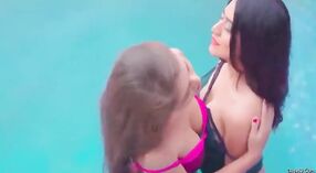 Indyjski lesbijki otrzymać niegrzeczny w the basen 4 / min 50 sec