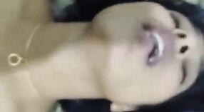 印度男朋友在这个色情视频中努力操，暨在他的女朋友身上 1 敏 20 sec