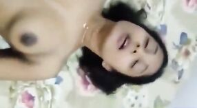 印度男朋友在这个色情视频中努力操，暨在他的女朋友身上 1 敏 00 sec