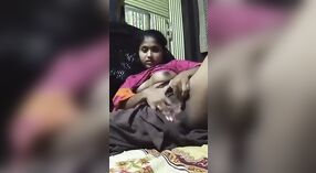 インドの女の子は彼女が猫を運んでいると大声でうめきます 1 分 20 秒