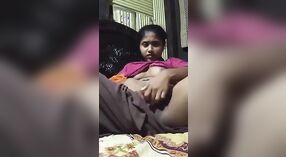 Indisches Mädchen stöhnt laut, als Sie ihre Muschi fingert 1 min 40 s