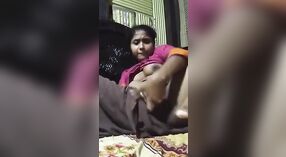 Indisches Mädchen stöhnt laut, als Sie ihre Muschi fingert 2 min 20 s