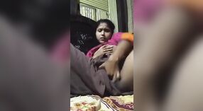فتاة هندية يشتكي بصوت عال كما أنها بالإصبع بوسها 2 دقيقة 40 ثانية
