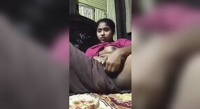 印度女孩指着她的猫时大声mo吟 3 敏 00 sec