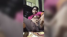 インドの女の子は彼女が猫を運んでいると大声でうめきます 3 分 20 秒