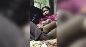 インドの女の子は彼女が猫を運んでいると大声でうめきます 4 分 00 秒