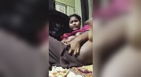 Indisches Mädchen stöhnt laut, als Sie ihre Muschi fingert 4 min 40 s