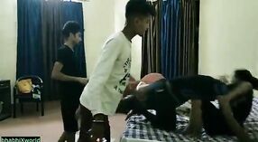 Video sexy de tres hombres cachondos follando con la novia de su amigo 1 mín. 00 sec