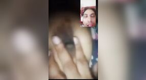 Desi moglie's barare boob show diventa virale in questo video caldo 15 min 20 sec