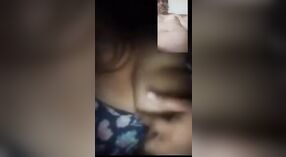 Desi vrouw ' s vreemdgaan boob show krijgt viral in deze heet video 20 min 20 sec