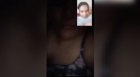 Desi vrouw ' s vreemdgaan boob show krijgt viral in deze heet video 5 min 20 sec