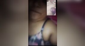 Desi moglie's barare boob show diventa virale in questo video caldo 10 min 20 sec
