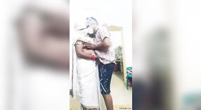 Video von einer indischen Hausfrau, die einen geilen Schwanz lutscht 0 min 0 s