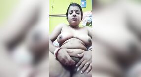 Desi Boudi 's masturbatie sessie met nieuwe video' s 5 min 20 sec