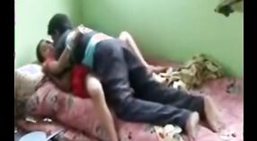 Desi bhabhi turun dan kotor dengan temannya di rumahnya 1 min 20 sec