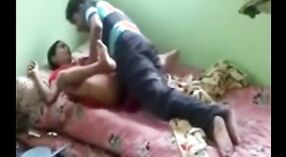 Desi bhabhi se pone abajo y sucio con su amigo en su casa 2 mín. 40 sec