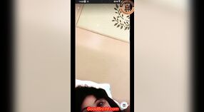 Deepika Butola, het beroemde Indiase webcammodel, pronkt met haar grote borsten live op de lucht 4 min 00 sec
