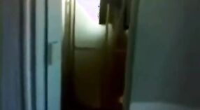 Desi indígena pornô vídeo features uma jovem irmã obtendo martelou em a banheiro 3 minuto 50 SEC