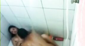 Desi indígena pornô vídeo features uma jovem irmã obtendo martelou em a banheiro 6 minuto 20 SEC