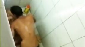 Desi indígena pornô vídeo features uma jovem irmã obtendo martelou em a banheiro 0 minuto 50 SEC