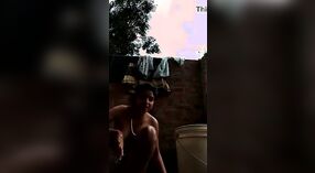 Desi chica se golpean por Nangi Nahati en caliente video porno 1 mín. 30 sec