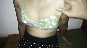 Gadis Desi membuat Pantatnya Ditumbuk dalam video XXX 0 min 0 sec