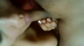 Desi menina com Peitos grandes dá um boquete sensual em chudai ki pornô 0 minuto 50 SEC