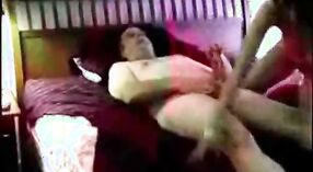 El coño de Desi bhabhi se golpea en este video caliente 5 mín. 20 sec