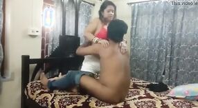 Vidéo de chudai torride de tante Desi en hindi 5 minute 20 sec